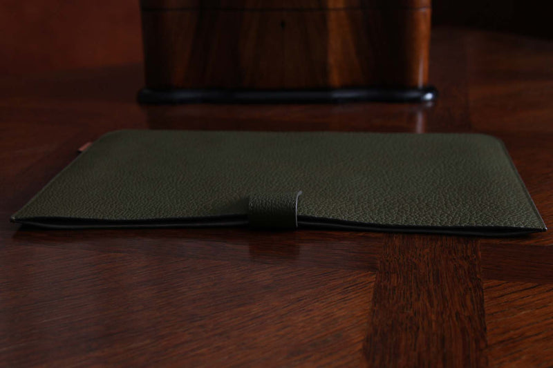 Atelier/C  'SLIM' Leather Sleeve for MacBook Pro 14 inch  'OLIVE'